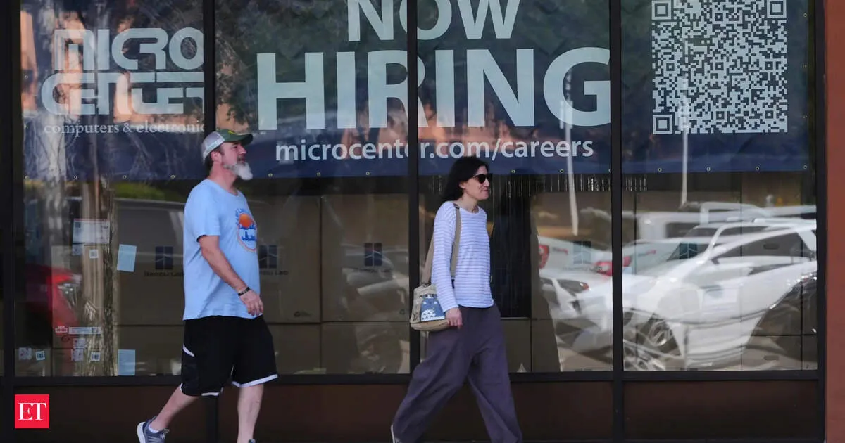 2025 Economic Paradox: AI-Driven Growth Without Traditional Job Creation